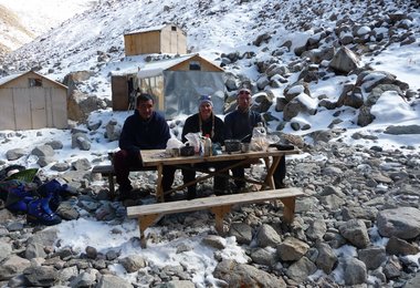 Unser Team v.r.n.l: Paul, ich und ein kirgisischer „Stubenmann“. Hinter unser Quartier für die erste Nacht