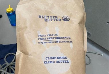Das KletterRetter Pur Chalk in der 450 Gramm Papierpackung