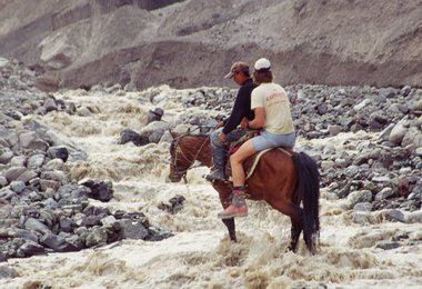Mit dem Pferd ging es über den Fluss