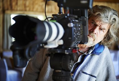 Reinhold Messner während der Dreharbeiten zu "Still alive ..." - Drama am Mt. Kenya © ServusTV / Ferrigato