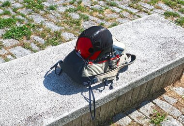 Den Helm kann man außen am Transalper 18 Liter Rucksack sehr gut befestigen