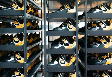 La Sportiva Kletterschuhe in der Fabrik in Ziano di Fiemme (c) gaiapanozzo