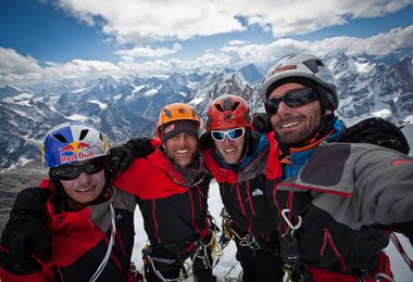 David Lama, Rob Frost, Stephan Siegrist und  Denis Burdet auf dem Gipfel des Cerro Kishtwar (c) visualimpact.ch |  Rob Frost