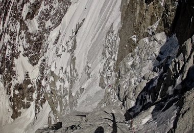 Hansjörg blickt die Wand hinunter (auf ca. 6400 m)