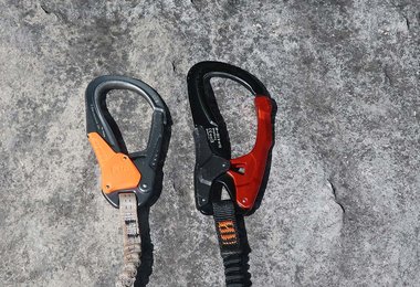 Kleiner, leichter Karabiner (Petzl) und großer, schwerer (Black Diamond)