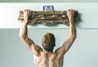 Jakob Schubert am Mammut Diamond Finger Hangboaard