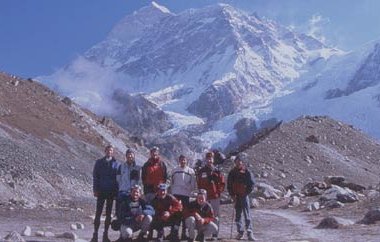 Das erfolgreiche Team im Basecamp vor dem Berg
