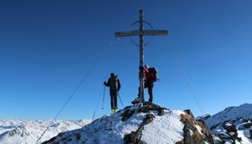 Auf dem Molterfeldgeier (2422 m), der eher unbekannt Gipfel hat sogar ein stattliches Gipfelkreuz.